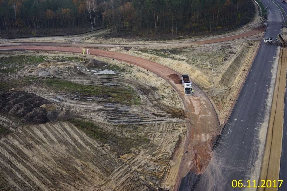  Budowa drogi ekspresowej od węzła Kurów do mostu na Wiśle (zdjęcie 30) - Autor: GDDKiA