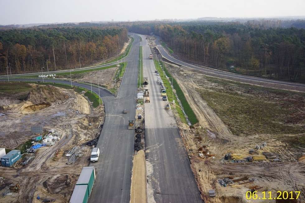  Budowa drogi ekspresowej od węzła Kurów do mostu na Wiśle (zdjęcie 22) - Autor: GDDKiA