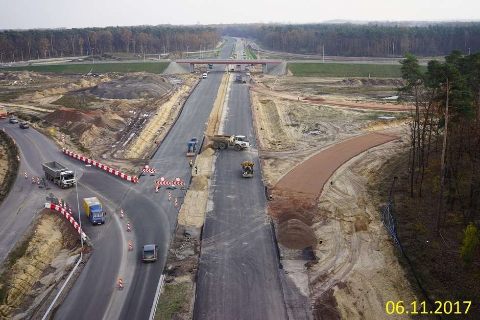  Budowa drogi ekspresowej od węzła Kurów do mostu na Wiśle (zdjęcie 20) - Autor: GDDKiA
