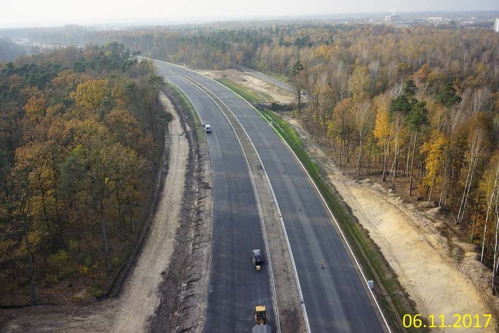  Budowa drogi ekspresowej od węzła Kurów do mostu na Wiśle (zdjęcie 33) - Autor: GDDKiA