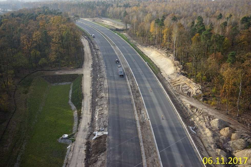  Budowa drogi ekspresowej od węzła Kurów do mostu na Wiśle (zdjęcie 36) - Autor: GDDKiA