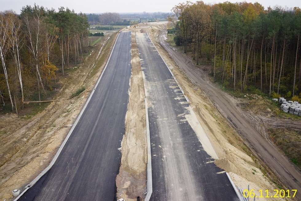  Budowa drogi ekspresowej od węzła Kurów do mostu na Wiśle (zdjęcie 18) - Autor: GDDKiA