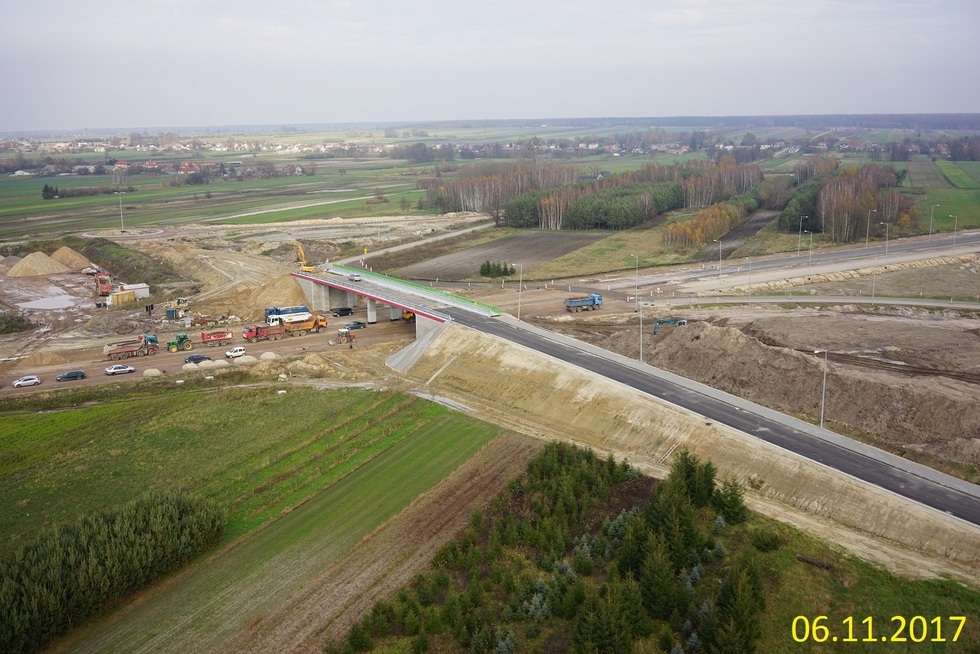  Budowa drogi ekspresowej od węzła Kurów do mostu na Wiśle (zdjęcie 6) - Autor: GDDKiA