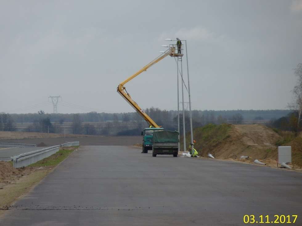  Budowa drogi ekspresowej od węzła Kurów do mostu na Wiśle (zdjęcie 44) - Autor: GDDKiA