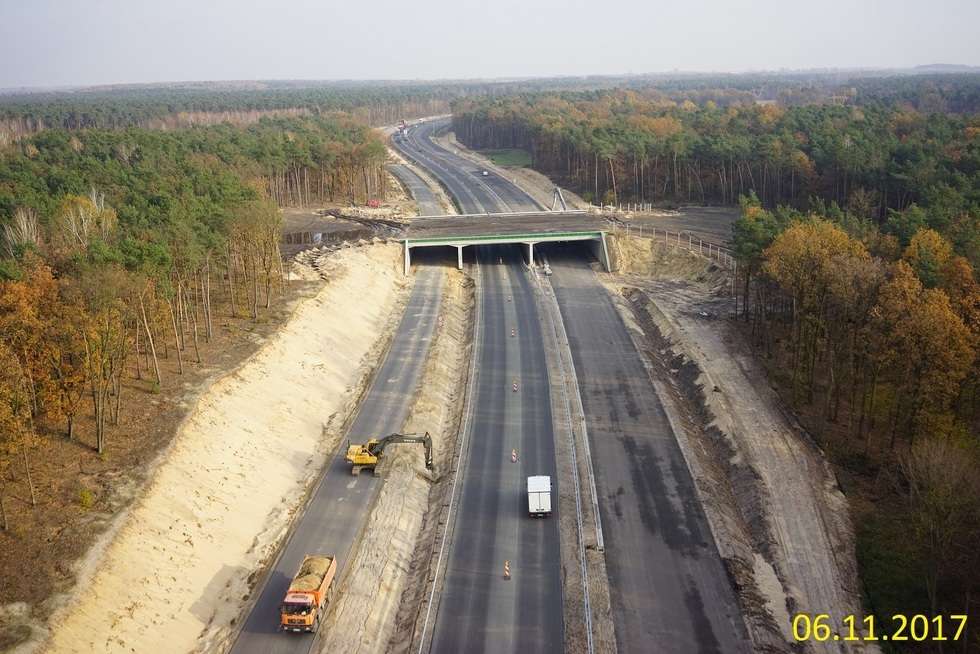  Budowa drogi ekspresowej od węzła Kurów do mostu na Wiśle (zdjęcie 29) - Autor: GDDKiA