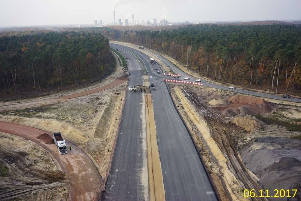  Budowa drogi ekspresowej od węzła Kurów do mostu na Wiśle (zdjęcie 28) - Autor: GDDKiA