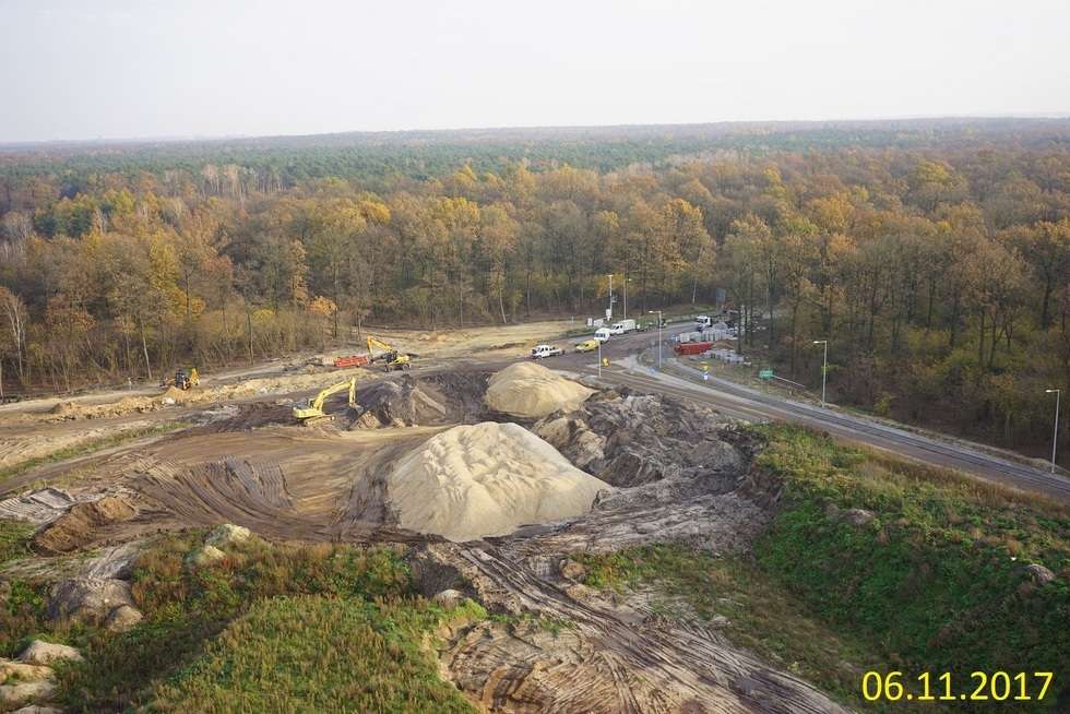  Budowa drogi ekspresowej od węzła Kurów do mostu na Wiśle (zdjęcie 42) - Autor: GDDKiA