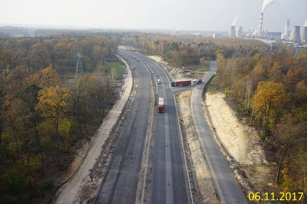  Budowa drogi ekspresowej od węzła Kurów do mostu na Wiśle (zdjęcie 32) - Autor: GDDKiA