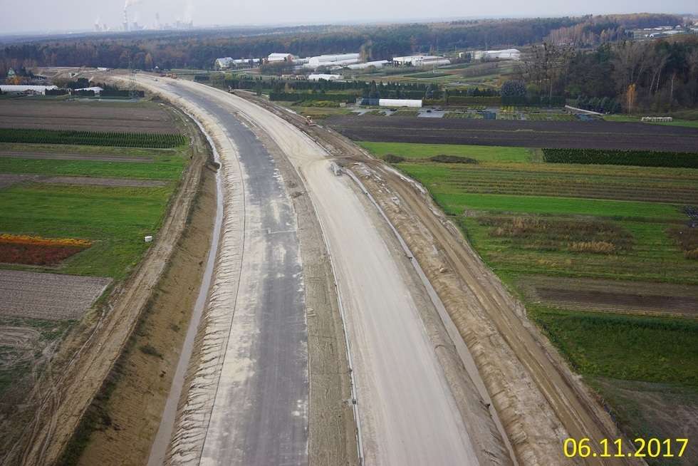  Budowa drogi ekspresowej od węzła Kurów do mostu na Wiśle (zdjęcie 16) - Autor: GDDKiA
