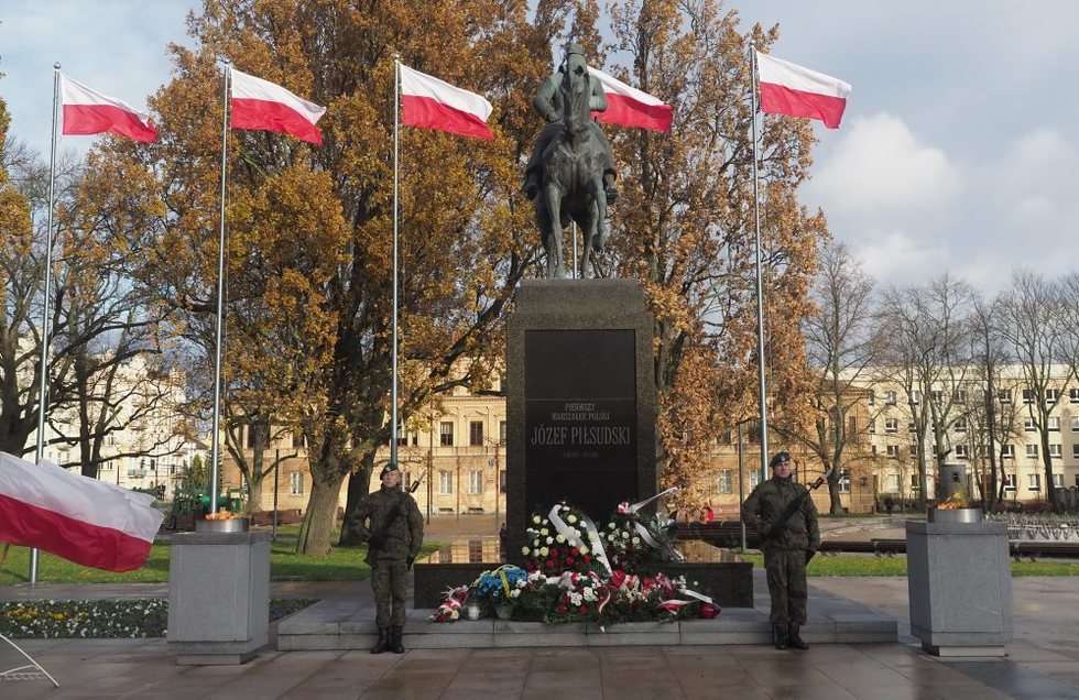  Sesja Rady Miasta i złożenie kwiatów pod pomnikiem Józefa Piłsudskiego (zdjęcie 4) - Autor: Wojciech Nieśpiałowski