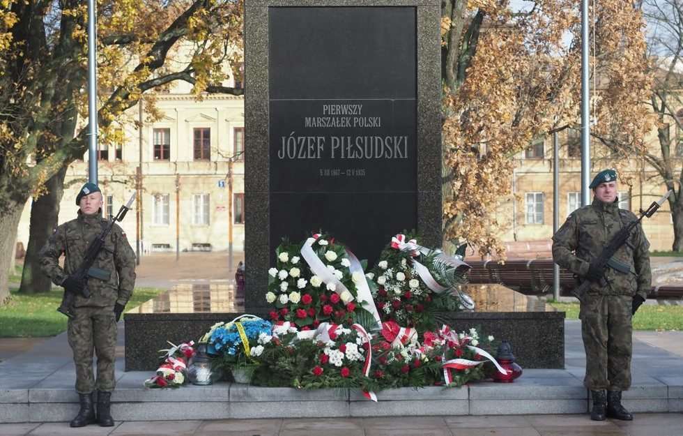  Sesja Rady Miasta i złożenie kwiatów pod pomnikiem Józefa Piłsudskiego (zdjęcie 26) - Autor: Wojciech Nieśpiałowski