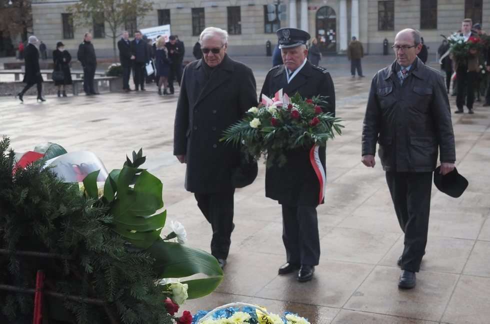  Sesja Rady Miasta i złożenie kwiatów pod pomnikiem Józefa Piłsudskiego (zdjęcie 23) - Autor: Wojciech Nieśpiałowski