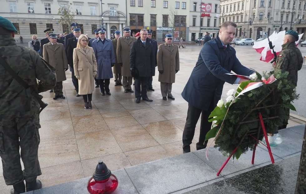  Sesja Rady Miasta i złożenie kwiatów pod pomnikiem Józefa Piłsudskiego (zdjęcie 25) - Autor: Wojciech Nieśpiałowski