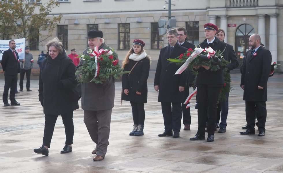  Sesja Rady Miasta i złożenie kwiatów pod pomnikiem Józefa Piłsudskiego (zdjęcie 15) - Autor: Wojciech Nieśpiałowski
