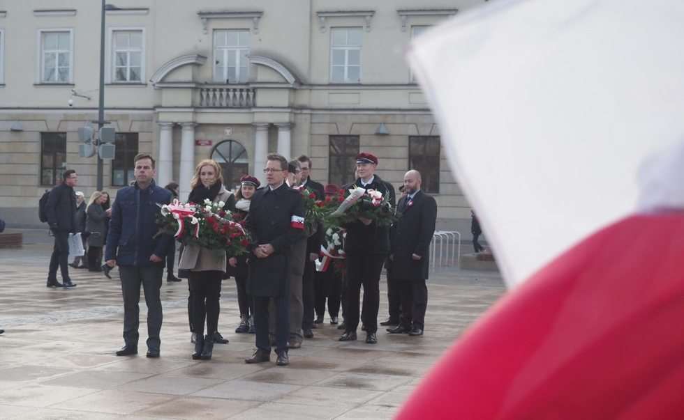  Sesja Rady Miasta i złożenie kwiatów pod pomnikiem Józefa Piłsudskiego (zdjęcie 6) - Autor: Wojciech Nieśpiałowski