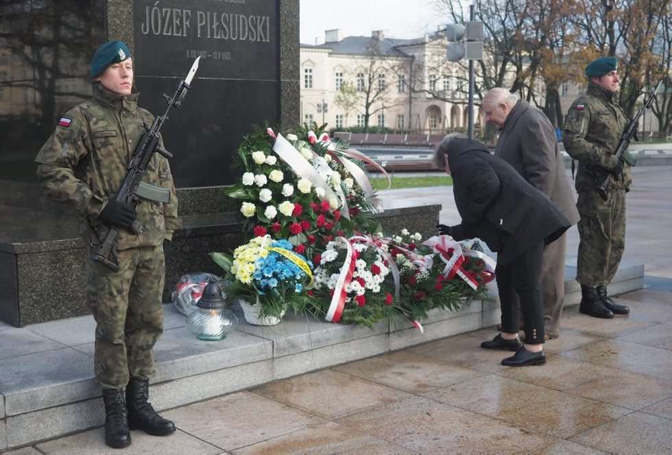  Sesja Rady Miasta i złożenie kwiatów pod pomnikiem Józefa Piłsudskiego (zdjęcie 14) - Autor: Wojciech Nieśpiałowski