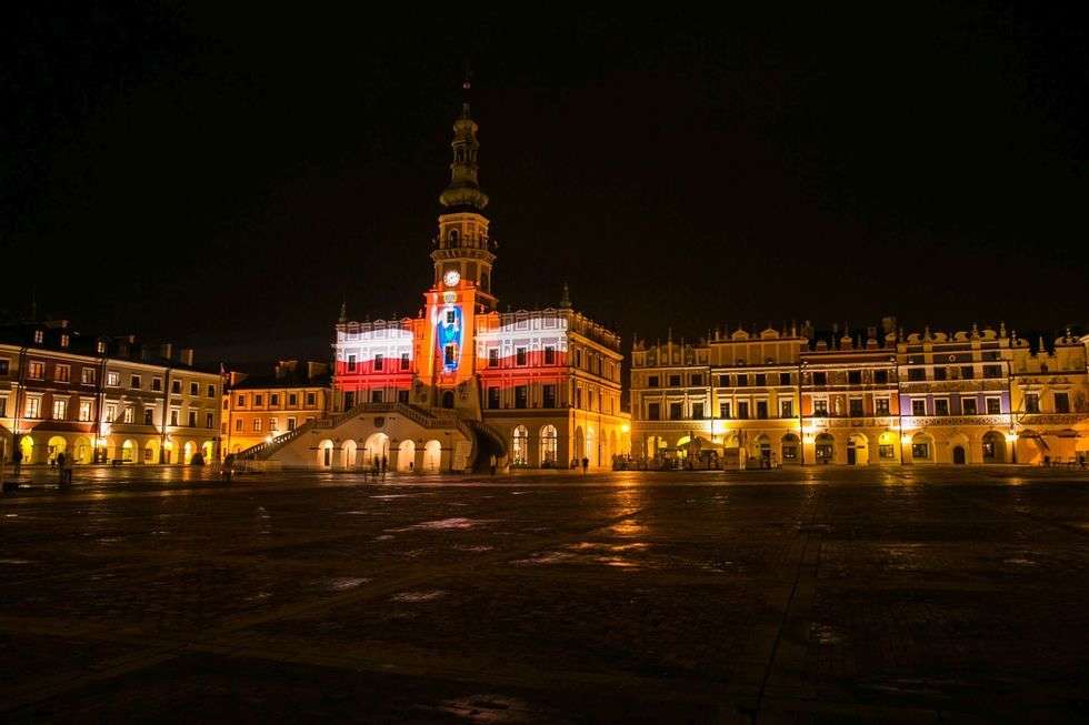  Święto Niepodległości. Ratusz w Zamościu z iluminacją (zdjęcie 2) - Autor: Kazimierz Chmiel