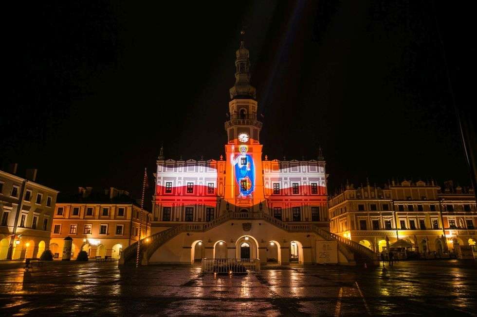  Święto Niepodległości. Ratusz w Zamościu z iluminacją (zdjęcie 1) - Autor: Kazimierz Chmiel