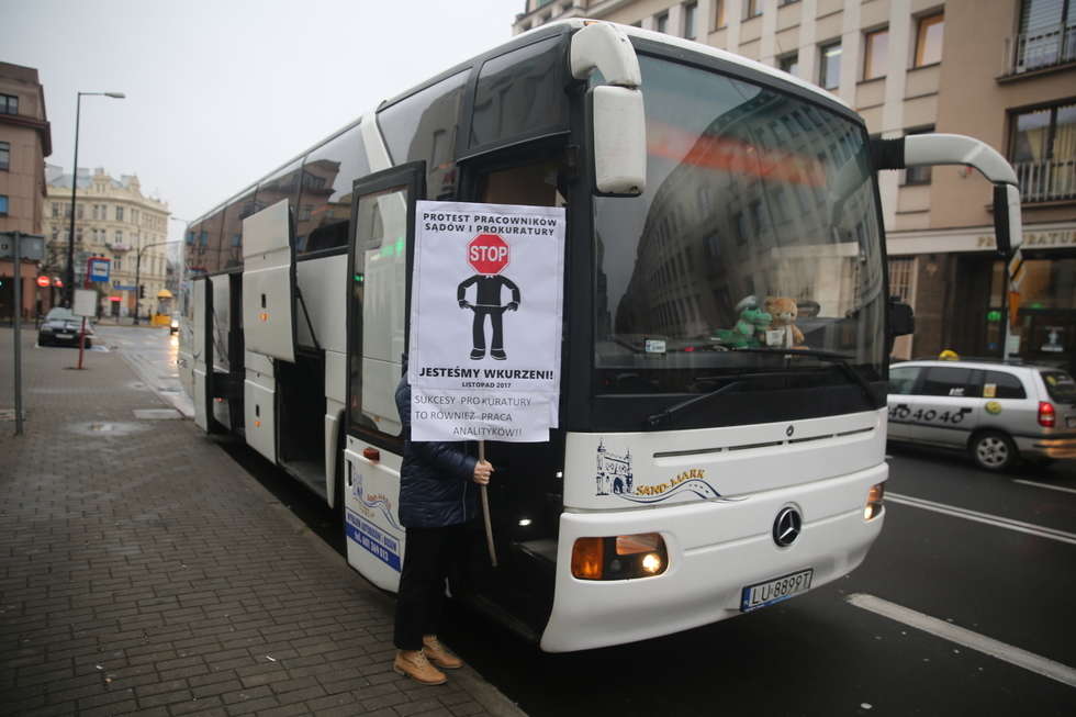  Pracownicy prokuratury z Lublina jadą na protest do Warszawy (zdjęcie 2) - Autor: Paweł Buczkowski