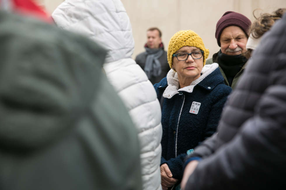  Zapalili znicze dla Piotra Szczęsnego pod biurem senatora PiS (zdjęcie 13) - Autor: Kazimierz Chmiel