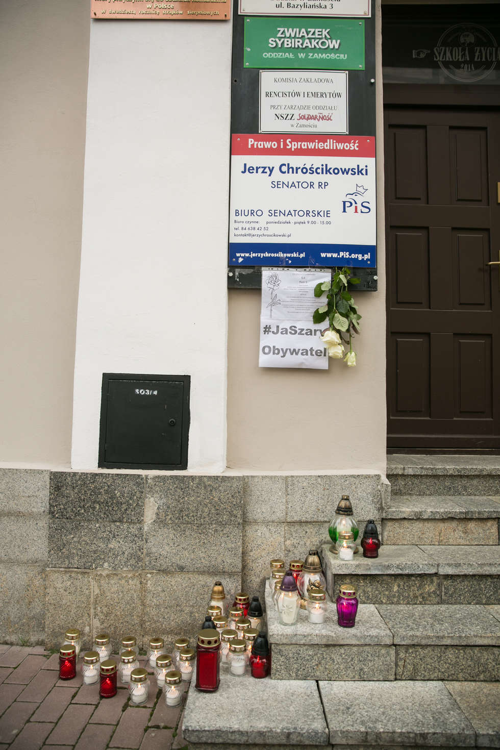  Zapalili znicze dla Piotra Szczęsnego pod biurem senatora PiS (zdjęcie 7) - Autor: Kazimierz Chmiel