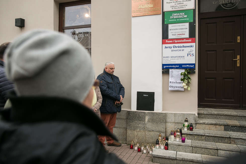  Zapalili znicze dla Piotra Szczęsnego pod biurem senatora PiS (zdjęcie 4) - Autor: Kazimierz Chmiel