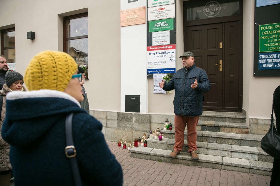  Zapalili znicze dla Piotra Szczęsnego pod biurem senatora PiS (zdjęcie 11) - Autor: Kazimierz Chmiel