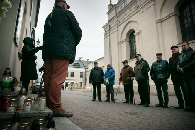 Zapalili znicze dla Piotra Szczęsnego pod biurem senatora PiS