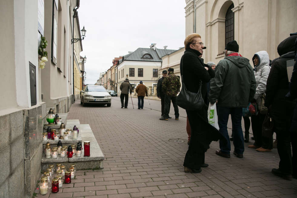  Zapalili znicze dla Piotra Szczęsnego pod biurem senatora PiS (zdjęcie 3) - Autor: Kazimierz Chmiel