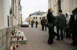 Zapalili znicze dla Piotra Szczęsnego pod biurem senatora PiS (zdjęcie 3)
