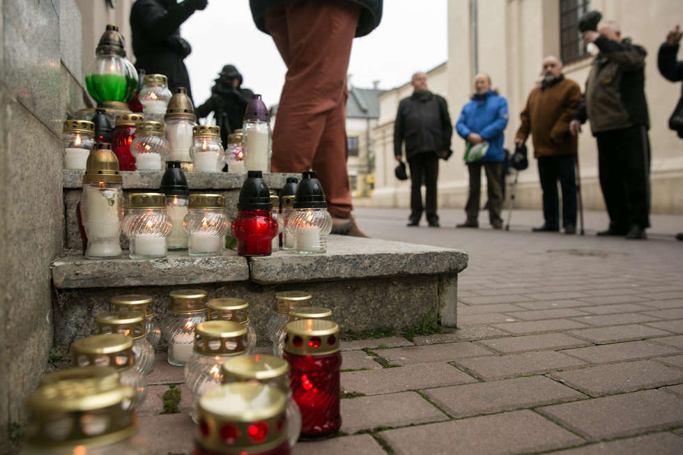  Zapalili znicze dla Piotra Szczęsnego pod biurem senatora PiS (zdjęcie 9) - Autor: Kazimierz Chmiel