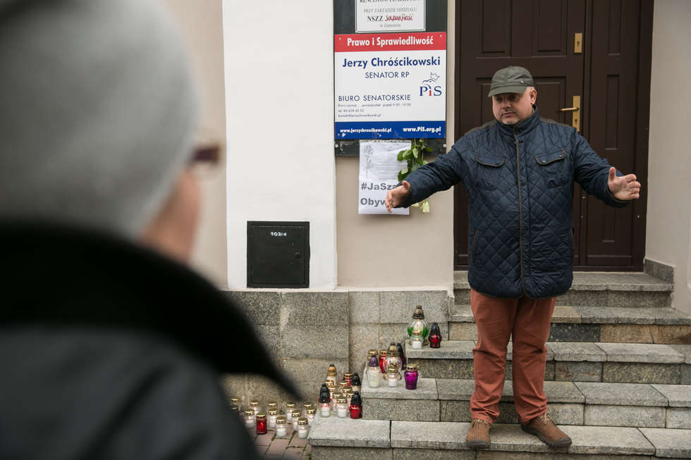  Zapalili znicze dla Piotra Szczęsnego pod biurem senatora PiS (zdjęcie 8) - Autor: Kazimierz Chmiel