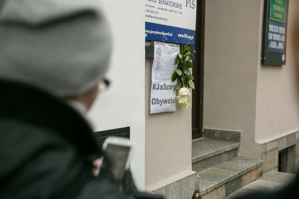  Zapalili znicze dla Piotra Szczęsnego pod biurem senatora PiS (zdjęcie 12) - Autor: Kazimierz Chmiel