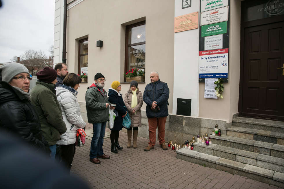  Zapalili znicze dla Piotra Szczęsnego pod biurem senatora PiS (zdjęcie 14) - Autor: Kazimierz Chmiel
