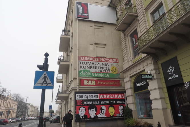 Billboardy na kamienicy w centrum Lublina