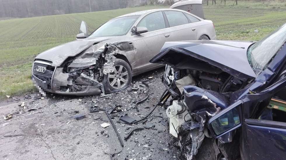  Wypadek i napad w Łopienniku Górnym (zdjęcie 1) - Autor: KP PSP Krasnystaw