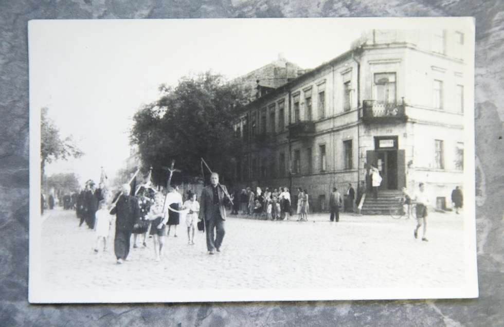  <p>1. Kondukt pogrzebowy idzie środkiem ulicy Kunickiego. Fotograf uchwycił go, gdy w&nbsp;tle widać kamienicę i&nbsp;wejście do zakładu fryzjerskiego</p>