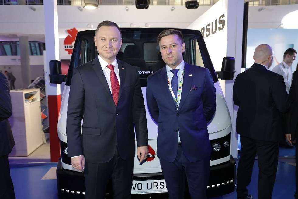  Prezydent Andrzej Duda za kierownicą ELVI od Ursusa (zdjęcie 4) - Autor: Ursus