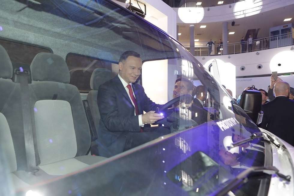  Prezydent Andrzej Duda za kierownicą ELVI od Ursusa (zdjęcie 1) - Autor: Ursus