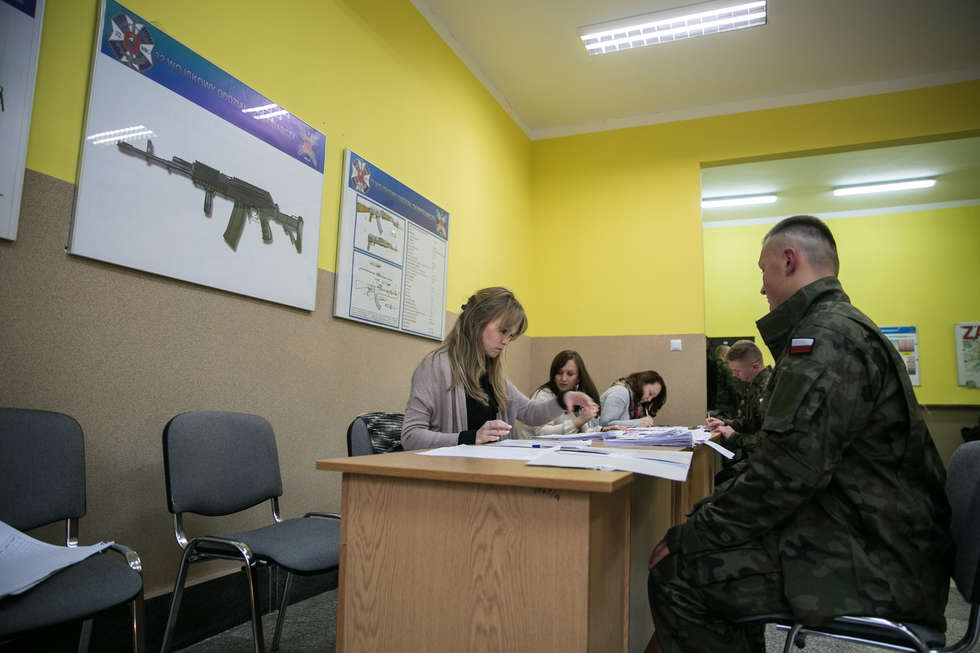  Zamość: Wcielenie ochotników do wojsk obrony terytorialnej (zdjęcie 11) - Autor: Kazimierz Chmiel