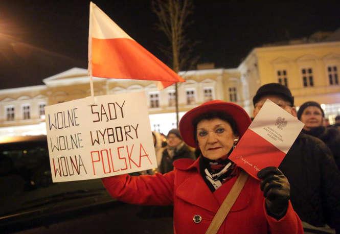 Manifestacja pod sądem - Autor: Wojciech Nieśpiałowski