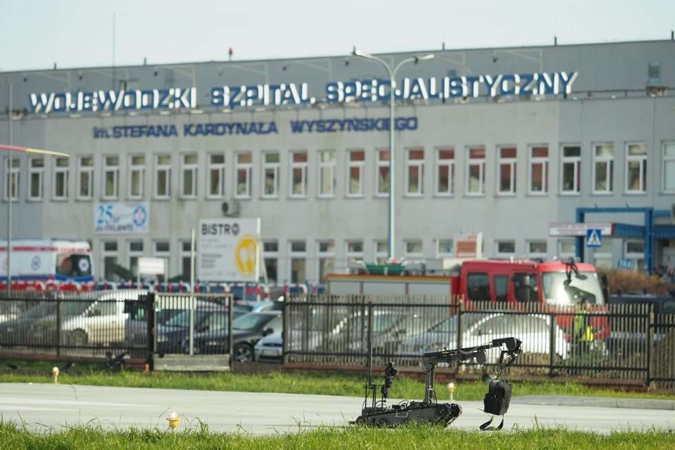   Bomba w śmigłowcu LPR. Ćwiczenia w szpitalu przy al. Kraśnickiej (zdjęcie 4) - Autor: Maciej Kaczanowski