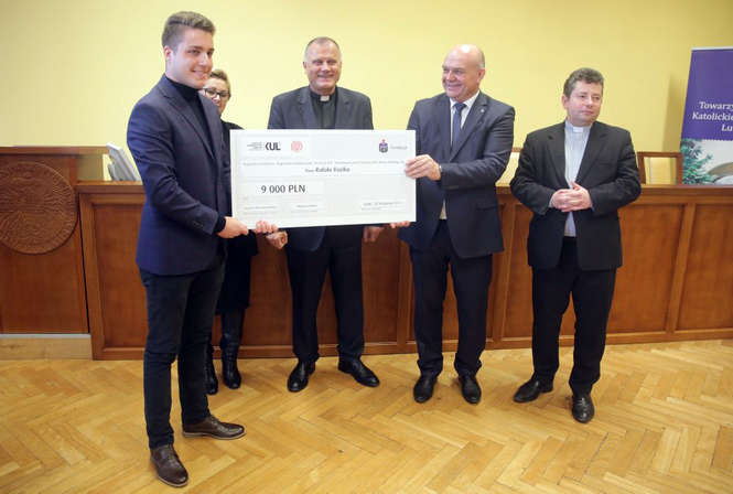 Wręczenie symbolicznych czeków laureatom Konkursu o Stypendium Jubileuszowe 100-lecia KUL