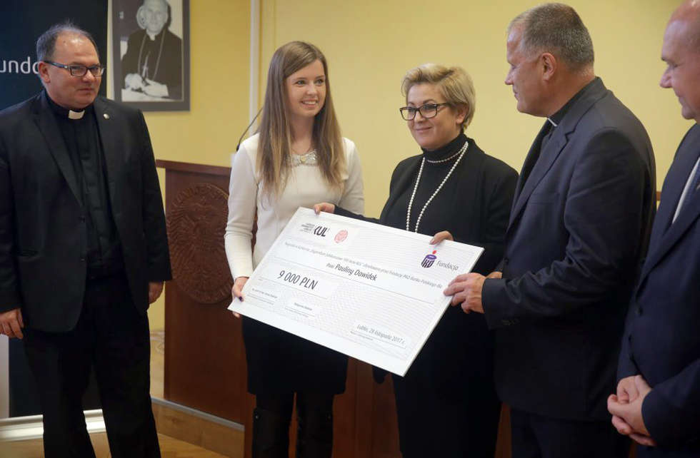  Wręczenie symbolicznych czeków laureatom Konkursu o Stypendium Jubileuszowe 100-lecia KUL (zdjęcie 16) - Autor: Wojciech Nieśpiałowski