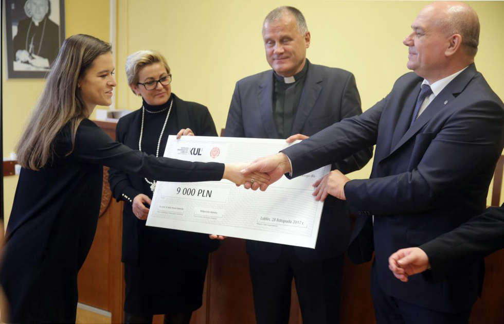  Wręczenie symbolicznych czeków laureatom Konkursu o Stypendium Jubileuszowe 100-lecia KUL (zdjęcie 15) - Autor: Wojciech Nieśpiałowski