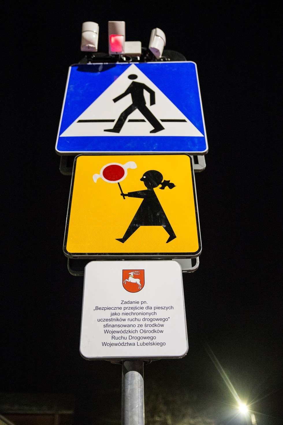  Bezpieczne przejście dla pieszych w Wąwolnicy (zdjęcie 2) - Autor: M. Ścibior, B. Krajewska