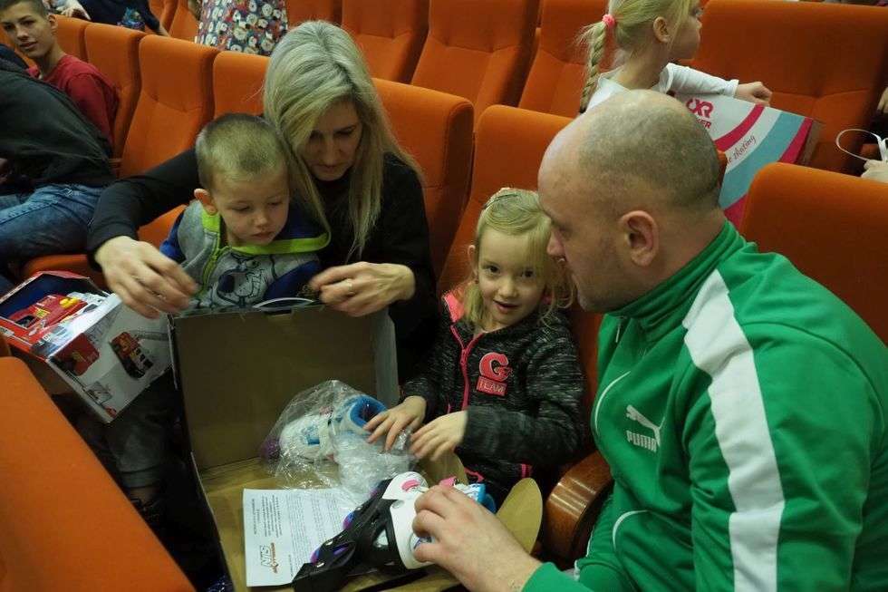  Prezenty z Nieba od Świętego Mikołaja w Caritas (zdjęcie 8) - Autor: Maciej Kaczanowski