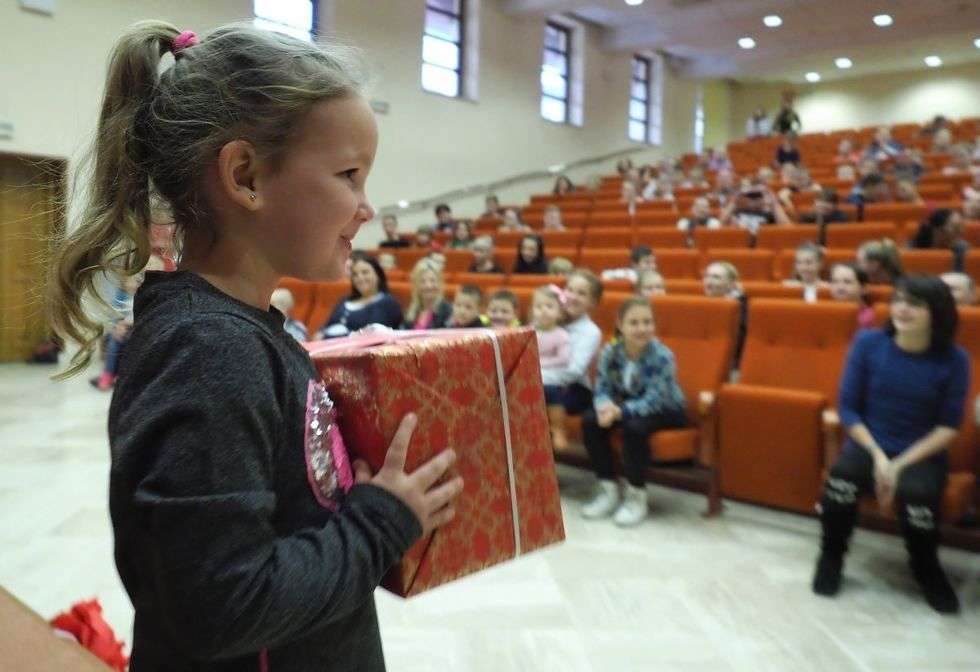  Prezenty z Nieba od Świętego Mikołaja w Caritas (zdjęcie 33) - Autor: Maciej Kaczanowski