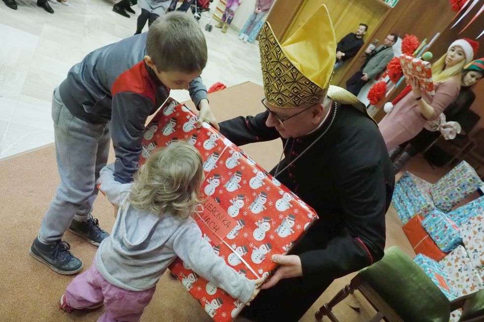  Prezenty z Nieba od Świętego Mikołaja w Caritas (zdjęcie 21) - Autor: Maciej Kaczanowski