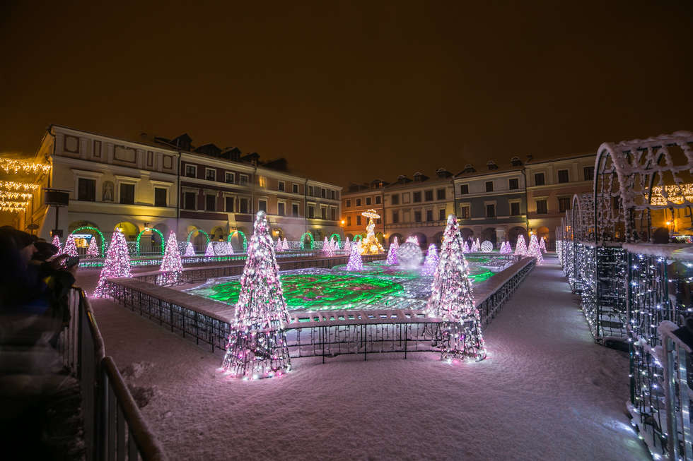  Zima i iluminacje na Rynku Wielkim w Zamościu (zdjęcie 18) - Autor: Kazimierz Chmiel